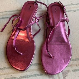 Fuschia low metallic sandals